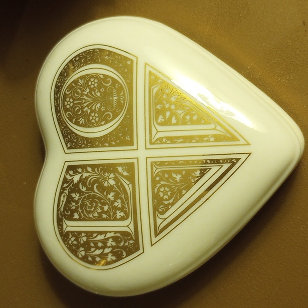🤑3/$18 LOVE Heart trinket box 90's